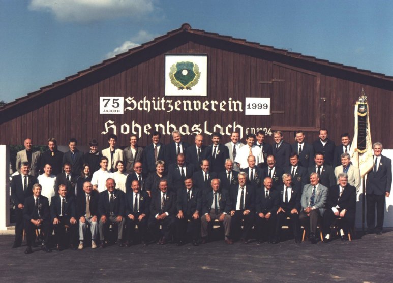 Die Aufstellung zum Jubiläumsbild vor dem Schützenhaus